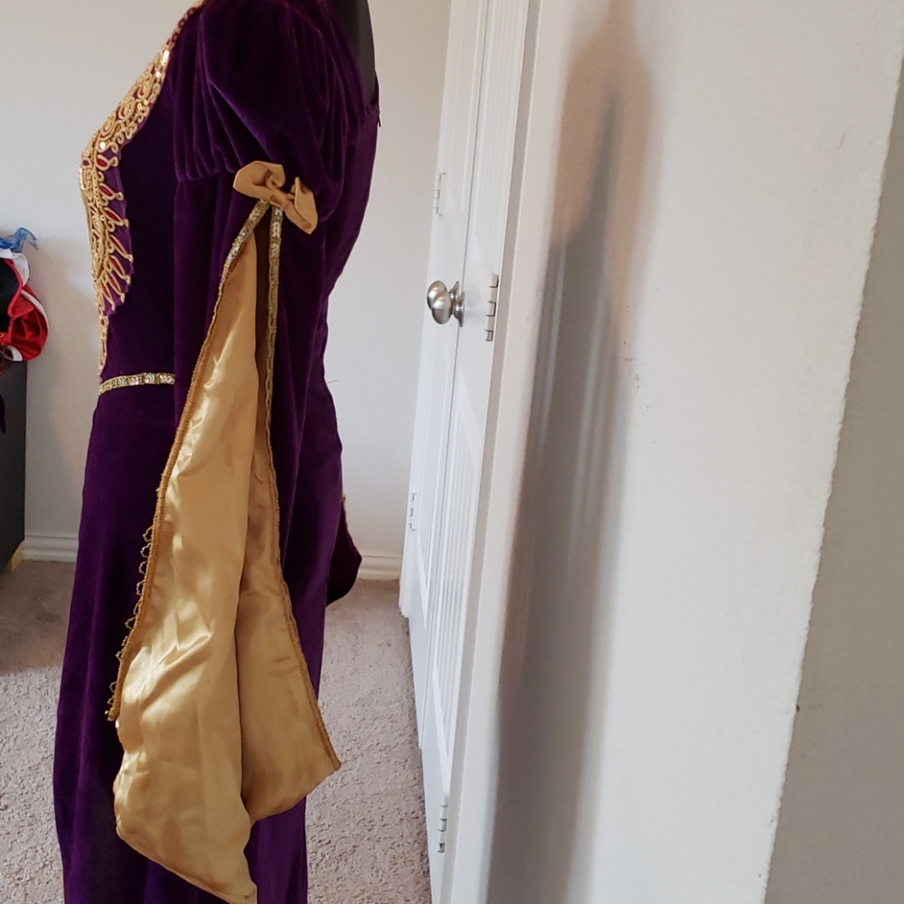Halloween 🎃 Queen dress size small 👑 - Picture 4 of 9